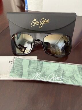 Maui Jim Peahi Polarized Black Sunglasses with Brown Gradient Lenses